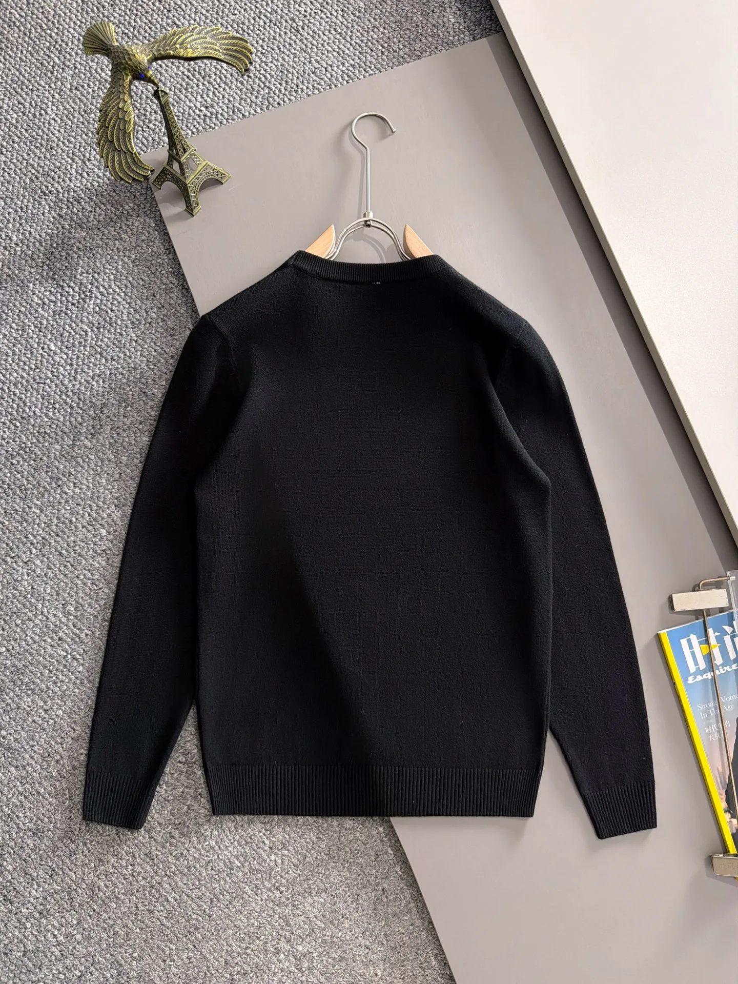 The latest knitted sweaters from Balenciaga’s 2026 Autumn and Winter official website are now on sale at the counter for Hot Sale! Specially made of wool blended fabric. It feels comfortable and can be directly in contact with the skin. The logo badge is exquisitely embroidered, which is extremely eye-catching! The details highlight the fashionable charm of big brands. Exquisite workmanship. Three-dimensional cutting style. The wearing effect is invincible and handsome! All three standards are complete! Sizes:M-3XL